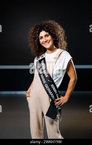 Rust, Allemagne. 20 février 2024. Apameh Schönauer, participant à la finale de Miss Allemagne 2024, se tient dans un bâtiment Europa-Park. La finale de la compétition 'Miss Allemagne 2024' aura lieu samedi prochain à Europa-Park. Crédit : Philipp von Ditfurth/dpa/Alamy Live News Banque D'Images
