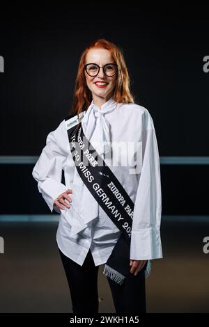 Rust, Allemagne. 20 février 2024. Mignon Kowollik, participant à la finale de Miss Allemagne 2024, se tient dans un bâtiment Europa-Park. La finale de la compétition 'Miss Allemagne 2024' aura lieu samedi prochain à Europa-Park. Crédit : Philipp von Ditfurth/dpa/Alamy Live News Banque D'Images