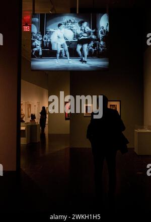 Un visiteur regarde un clip vidéo de la performance de Duke Ellington Orchestra et des danseurs du Cotton Club à la prochaine exposition Harlem Renaissance au Metropolitan Museum de New York lors d'une avant-première de presse le 20 février 2024 Banque D'Images