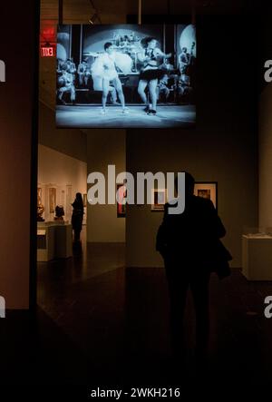 New York, États-Unis. 20 février 2024. Un visiteur regarde un clip vidéo de la performance de Duke Ellington Orchestra et des danseurs du Cotton Club à la prochaine exposition Harlem Renaissance au Metropolitan Museum de New York lors d'une avant-première de presse le 20 février 2024. L'exposition présente le premier mouvement afro-américain d'art moderne international atteignant l'autre côté de l'Atlantique et influençant certains artistes célèbres tels que Munch, Picasso et Matisse. (Photo de Lev Radin/Sipa USA) crédit : Sipa USA/Alamy Live News Banque D'Images