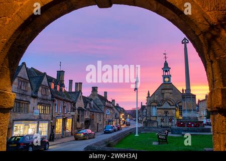 Coucher de soleil le long de la rue principale. Chipping Campden, Cotswolds, Gloucestershire, Angleterre Banque D'Images