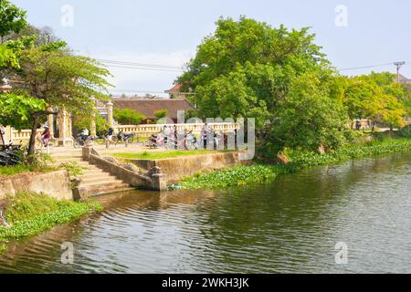 Ville de Hue, Vietnam 21 mars 2015 : vue sereine sur la rivière avec village et verdure luxuriante par une journée ensoleillée Banque D'Images