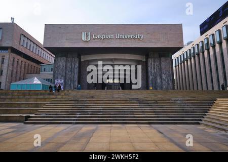 L'architecture socialiste et moderniste de l'Université Caspienne, officiellement la Maison soviétique de l'éducation politique. À Almaty, Kazakhstan. Banque D'Images