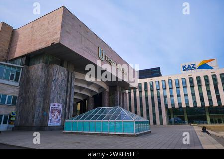 L'architecture socialiste et moderniste de l'Université Caspienne, officiellement la Maison soviétique de l'éducation politique. À Almaty, Kazakhstan. Banque D'Images