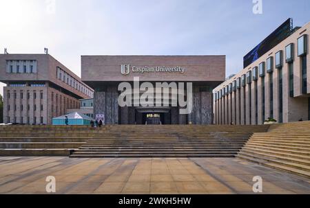 L'architecture socialiste et moderniste de l'Université Caspienne, officiellement la Maison soviétique de l'éducation politique. À Almaty, Kazakhstan. Banque D'Images