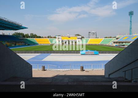 Une vue des sièges, stands, gradins en bleu et vert. Au stade Central de football à Almaty, Kazakhstan. Banque D'Images