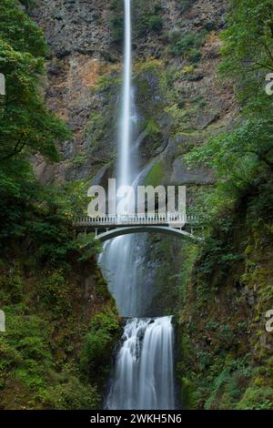 Chutes de Multnomah avec Benson, pont routier de la rivière Columbia historique, Columbia River Gorge National Scenic Area, New York Banque D'Images