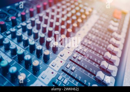 Gros plan mélangeur de sons numériques multicanaux pour l'enregistrement vocal. L'éditeur d'outils d'ingénieur du son en studio ou sur scène montre aux instruments un ton de couleur bleue Banque D'Images