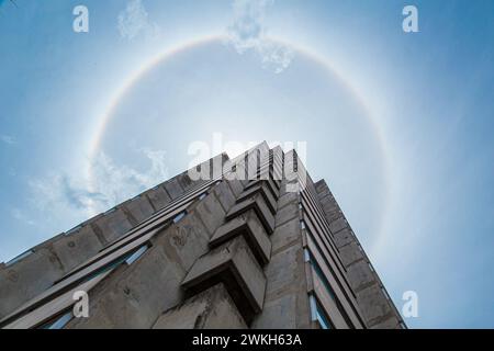 Sun Halo, phénomène naturel de réfraction de la lumière ensoleillée avec nuage pour entourer l'arc-en-ciel à 360 degrés avec la construction de la ville Banque D'Images