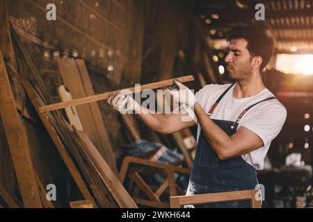 Menuisier homme assister à la fabrication de chefs-d'œuvre boiseries artisanales détails fins faire des meubles en bois dans l'atelier de bois. Banque D'Images