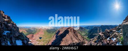 Vues depuis le sommet de Maroon Peak dans la région sauvage de Maroon Bells-Snowmass, Aspen, Colorado, États-Unis Banque D'Images