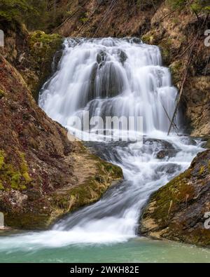 Cascade à Obernachkanal Chanel près de Wallgau, Bavière, Allemagne Banque D'Images