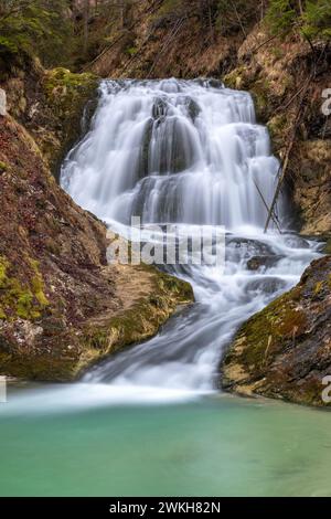 Cascade à Obernachkanal Chanel près de Wallgau, Bavière, Allemagne Banque D'Images