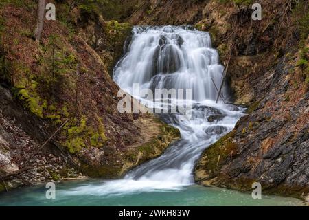 Cascade à Obernachkanal Chanel près de Wallgau, Bavière, Allemagne Banque D'Images