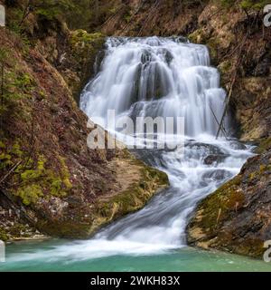 Cascade à Obernachkanal Chanel près de Wallgau, Bavière, Allemagne Banque D'Images