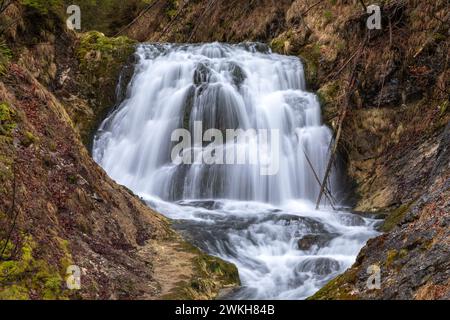 Cascade à Obernachkanal Chanel près de Wallgau, Bavière, Allemagne Banque D'Images