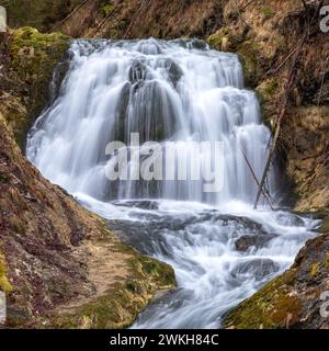 Cascade à Obernachkanal Chanel près de Wallgau, Bavière, Allemagne Banque D'Images