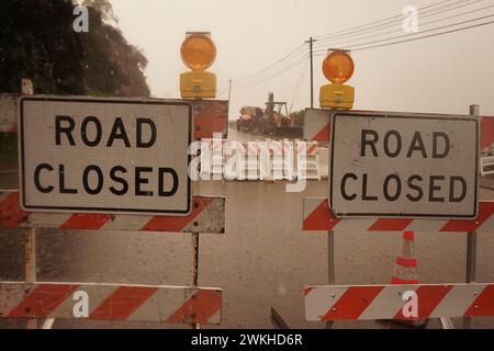 Los Angeles, États-Unis. 20 février 2024. Une route à flanc de colline est bloquée à Studio City, Californie, États-Unis, le 20 février 2024. Une puissante tempête continue de frapper la côte ouest des États-Unis mardi avec de fortes pluies, de la neige et du vent, alors que la surveillance des inondations reste en vigueur dans toute la Californie. Crédit : Zeng hui/Xinhua/Alamy Live News Banque D'Images