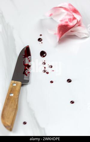 couteau sanglant et taches de sang sur une table Banque D'Images