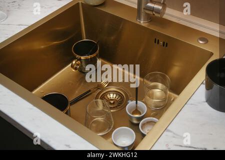 La vaisselle sale dans un évier de cuisine Banque D'Images