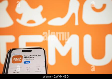 Handy mit geöffnetem App Store für TEMU-Download vor logo-Hintergrund 21.02.24, Limbourg : Symbolfoto, Illustrationsbild, Symbolbild, Illustrationsfoto Handy mit geöffnetem App Store für TEMU-Download vor logo-Hintergrund Ein smartphone zeigt den geöffneten App Store, der zum Download der TEMU-App auffordert. IM Hintergrund ist deutlich das logo von TEMU auf einem Bildschirm zu erkennen, was die Markenpräsenz unterstreicht Limburg Hessen Allemagne *** téléphone portable avec magasin d'applications ouvert pour TEMU Télécharger devant le logo fond 21 02 24, Limburg Symbol photo, illustration image, symbole image, illus Banque D'Images