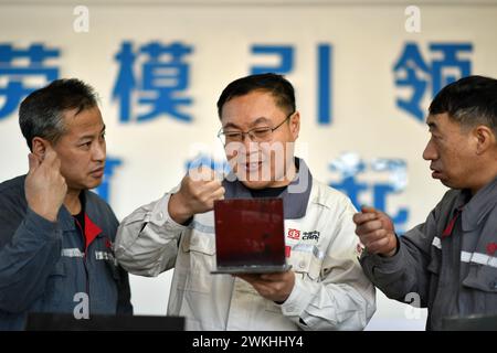 (240221) -- HARBIN, 21 février 2024 (Xinhua) -- Wang Hai (C) discute de la technologie de soudage avec d'autres membres de son studio au CRRC Qiqihar CO, Ltd dans la province du Heilongjiang, au nord-est de la Chine, le 4 février 2024. Wang Hai, député à l'Assemblée populaire nationale, est technicien de soudage principal et ingénieur principal de CRRC Qiqihar Co., Ltd. Lauréat des titres de « travailleur modèle national » et d'« expert technique national », Wang a contribué à son entreprise à 16 brevets de modèles d'utilité et 108 innovations technologiques au cours des trois dernières décennies. En 2023, Wang est élu député de la 14e Na Banque D'Images