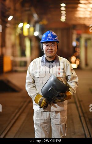 (240221) -- HARBIN, 21 fév. 2024 (Xinhua) -- Wang Hai est photographié dans un atelier du CRRC Qiqihar Co., Ltd dans la province du Heilongjiang, au nord-est de la Chine, le 4 février 2024. Wang Hai, député à l'Assemblée populaire nationale, est technicien de soudage principal et ingénieur principal de CRRC Qiqihar Co., Ltd. Lauréat des titres de « travailleur modèle national » et d'« expert technique national », Wang a contribué à son entreprise à 16 brevets de modèles d'utilité et 108 innovations technologiques au cours des trois dernières décennies. En 2023, Wang est élu député au 14e Congrès national du peuple. Il solidement per Banque D'Images