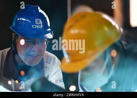 (240221) -- HARBIN, 21 février 2024 (Xinhua) -- Wang Hai (l) enseigne le soudage à un apprenti dans une base de formation du CRRC Qiqihar Co., Ltd dans la province du Heilongjiang, au nord-est de la Chine, le 4 février 2024. Wang Hai, député à l'Assemblée populaire nationale, est technicien de soudage principal et ingénieur principal de CRRC Qiqihar Co., Ltd. Lauréat des titres de « travailleur modèle national » et d'« expert technique national », Wang a contribué à son entreprise à 16 brevets de modèles d'utilité et 108 innovations technologiques au cours des trois dernières décennies. En 2023, Wang est élu député au 14e P national Banque D'Images