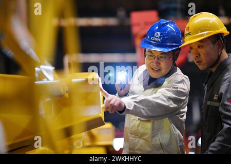(240221) -- HARBIN, 21 février 2024 (Xinhua) -- Wang Hai (l) vérifie le procédé de soudage d'un produit destiné à l'exportation dans un atelier de CRRC Qiqihar Co., Ltd dans la province du Heilongjiang, dans le nord-est de la Chine, le 4 février 2024. Wang Hai, député à l'Assemblée populaire nationale, est technicien de soudage principal et ingénieur principal de CRRC Qiqihar Co., Ltd. Lauréat des titres de « travailleur modèle national » et d'« expert technique national », Wang a contribué à son entreprise à 16 brevets de modèles d'utilité et 108 innovations technologiques au cours des trois dernières décennies. En 2023, Wang est élu député au 14e. Banque D'Images