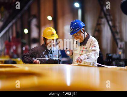 (240221) -- HARBIN, 21 février 2024 (Xinhua) -- Wang Hai (R) vérifie le procédé de soudage d'un produit destiné à l'exportation dans un atelier de CRRC Qiqihar Co., Ltd dans la province du Heilongjiang, dans le nord-est de la Chine, le 4 février 2024. Wang Hai, député à l'Assemblée populaire nationale, est technicien de soudage principal et ingénieur principal de CRRC Qiqihar Co., Ltd. Lauréat des titres de « travailleur modèle national » et d'« expert technique national », Wang a contribué à son entreprise à 16 brevets de modèles d'utilité et 108 innovations technologiques au cours des trois dernières décennies. En 2023, Wang est élu député au 14e. Banque D'Images