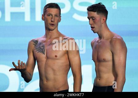 Doha, Qatar. 18 février 2024. Florian Wellbrock, d’Allemagne, s’entretient avec Daniel Wiffen, d’Irlande, après avoir participé à la finale masculine du 1500 m nage libre lors des 21e Championnats du monde de natation à l’Aspire Dome à Doha (Qatar), le 18 février 2024. Florian Wellbrock s’est classé deuxième en remportant la médaille d’argent et Daniel Wiffen s’est classé premier en remportant la médaille d’or. Crédit : Insidefoto di andrea staccioli/Alamy Live News Banque D'Images