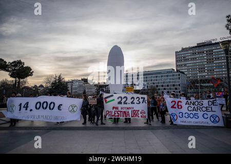 Madrid, Espagne. 20 février 2024. Les militants se rassemblent avec des banderoles exprimant leur opinion dans un rassemblement contre la loi du bâillon. Dans le cadre de la "Journée internationale de la justice sociale", une concentration de différents groupes de mouvements sociaux (Femen Espagne, extinction Rebelion Madrid, Rebelion CientÍfica et plus) a eu lieu sur la Plaza de Colón de Madrid. Ils ont exigé l'abrogation de toutes les lois répressives et la suspension de toutes les sanctions imposées à l'exercice de l'activisme pacifique. Crédit : SOPA images Limited/Alamy Live News Banque D'Images