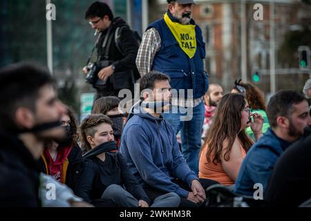 Madrid, Espagne. 20 février 2024. Des activistes avec du ruban adhésif sur leur bouche participent à un rassemblement contre la loi du bâillon. Dans le cadre de la "Journée internationale de la justice sociale", une concentration de différents groupes de mouvements sociaux (Femen Espagne, extinction Rebelion Madrid, Rebelion CientÍfica et plus) a eu lieu sur la Plaza de Colón de Madrid. Ils ont exigé l'abrogation de toutes les lois répressives et la suspension de toutes les sanctions imposées à l'exercice de l'activisme pacifique. Crédit : SOPA images Limited/Alamy Live News Banque D'Images