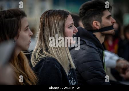 Madrid, Espagne. 20 février 2024. Des activistes avec du ruban adhésif sur leur bouche participent à un rassemblement contre la loi du bâillon. Dans le cadre de la "Journée internationale de la justice sociale", une concentration de différents groupes de mouvements sociaux (Femen Espagne, extinction Rebelion Madrid, Rebelion CientÍfica et plus) a eu lieu sur la Plaza de Colón de Madrid. Ils ont exigé l'abrogation de toutes les lois répressives et la suspension de toutes les sanctions imposées à l'exercice de l'activisme pacifique. Crédit : SOPA images Limited/Alamy Live News Banque D'Images