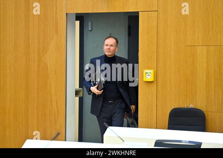 Dr Markus BRAUN Angeklagter und ex Vorstandsvorsitzender wirecard betritt den Verhandlungssaal. Strafverfahren gegen Markus BRAUN wegen des Verdachts des gewerbsmaessigen Bandenbetrugs vor dem Oberlandesgericht Muenchen OLG II AM 21.02.2024 *** le Dr Markus BRAUN défendeur et ancien PDG wirecard entre dans la salle d'audience procédure pénale contre Markus BRAUN pour suspicion de fraude commerciale devant le tribunal régional supérieur de Munich OLG II le 21 02 2024 Banque D'Images