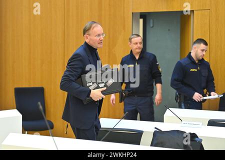 Dr Markus BRAUN Angeklagter und ex Vorstandsvorsitzender wirecard betritt den Verhandlungssaal. Strafverfahren gegen Markus BRAUN wegen des Verdachts des gewerbsmaessigen Bandenbetrugs vor dem Oberlandesgericht Muenchen OLG II AM 21.02.2024 *** le Dr Markus BRAUN défendeur et ancien PDG wirecard entre dans la salle d'audience procédure pénale contre Markus BRAUN pour suspicion de fraude commerciale devant le tribunal régional supérieur de Munich OLG II le 21 02 2024 Banque D'Images