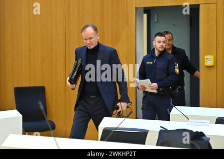 Dr Markus BRAUN Angeklagter und ex Vorstandsvorsitzender wirecard betritt den Verhandlungssaal. Strafverfahren gegen Markus BRAUN wegen des Verdachts des gewerbsmaessigen Bandenbetrugs vor dem Oberlandesgericht Muenchen OLG II AM 21.02.2024 *** le Dr Markus BRAUN défendeur et ancien PDG wirecard entre dans la salle d'audience procédure pénale contre Markus BRAUN pour suspicion de fraude commerciale devant le tribunal régional supérieur de Munich OLG II le 21 02 2024 Banque D'Images