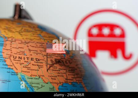 Drapeau national des États-Unis et logo du Parti républicain pour les élections politiques. Élections présidentielles AMÉRICAINES Banque D'Images