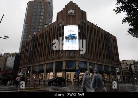 SHANGHAI, CHINE - 21 FÉVRIER 2024 - le magasin phare Huwei est vu sur Nanjing Road à Shanghai, Chine, le 21 février 2024. Nouvelles officielles de Huawei : 22 Banque D'Images