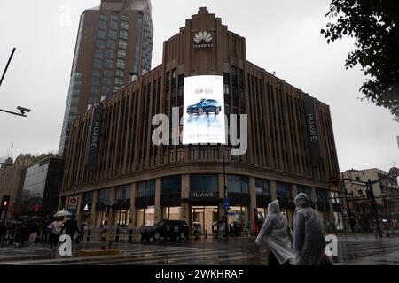 SHANGHAI, CHINE - 21 FÉVRIER 2024 - le magasin phare Huwei est vu sur Nanjing Road à Shanghai, Chine, le 21 février 2024. Nouvelles officielles de Huawei : 22 Banque D'Images