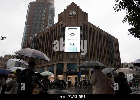 SHANGHAI, CHINE - 21 FÉVRIER 2024 - le magasin phare Huwei est vu sur Nanjing Road à Shanghai, Chine, le 21 février 2024. Nouvelles officielles de Huawei : 22 Banque D'Images