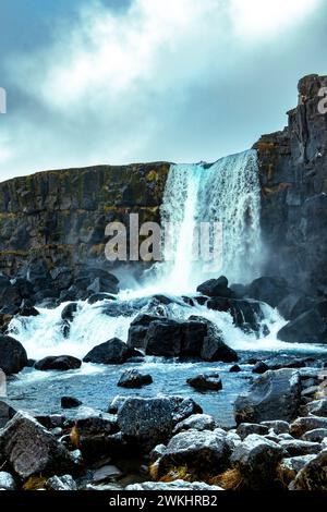 Vue pittoresque de la cascade mousseuse de lait blanc coulant du sommet de la colline rocheuse et à travers des pierres rugueuses tranchantes dans le terrain montagneux agai Banque D'Images