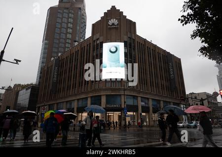 SHANGHAI, CHINE - 21 FÉVRIER 2024 - le magasin phare Huwei est vu sur Nanjing Road à Shanghai, Chine, le 21 février 2024. Nouvelles officielles de Huawei : 22 Banque D'Images