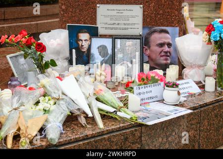 Séoul, Corée du Sud. 21 février 2024. Fleurs et portraits du dirigeant de l'opposition russe Alexei Navalny vus sur le site commémoratif, place Pouchkine. Alexei Navalny (4 juin 1976 - 16 février 2024) était un leader de l'opposition russe, avocat, militant anti-corruption et prisonnier politique. Il a organisé des manifestations anti-gouvernementales et brigué une charge publique pour s'opposer à la corruption en Russie et plaider pour des réformes contre le président Vladimir Poutine et son gouvernement. Crédit : SOPA images Limited/Alamy Live News Banque D'Images