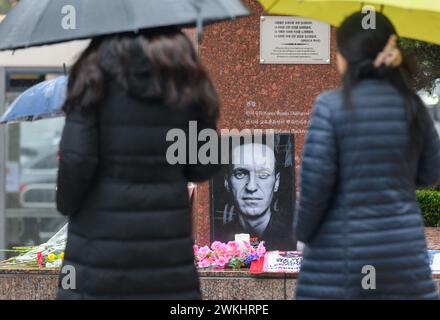 Séoul, Corée du Sud. 21 février 2024. Les gens passent devant la place Pouchkine à Séoul, un site commémoratif pour le regretté leader de l'opposition russe Alexei Navalny. Alexei Navalny (4 juin 1976 - 16 février 2024) était un leader de l'opposition russe, avocat, militant anti-corruption et prisonnier politique. Il a organisé des manifestations anti-gouvernementales et brigué une charge publique pour s'opposer à la corruption en Russie et plaider pour des réformes contre le président Vladimir Poutine et son gouvernement. Crédit : SOPA images Limited/Alamy Live News Banque D'Images