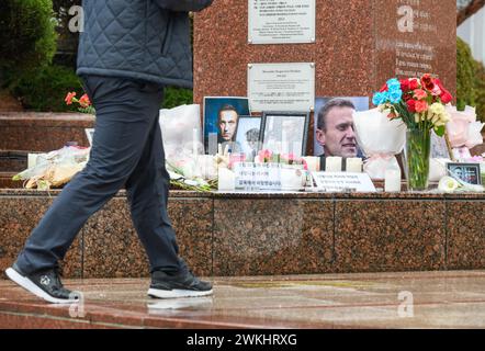 Séoul, Corée du Sud. 21 février 2024. Un homme passe devant la place Pouchkine à Séoul, un site commémoratif pour le défunt chef de l'opposition russe Alexei Navalny. Alexei Navalny (4 juin 1976 - 16 février 2024) était un leader de l'opposition russe, avocat, militant anti-corruption et prisonnier politique. Il a organisé des manifestations anti-gouvernementales et brigué une charge publique pour s'opposer à la corruption en Russie et plaider pour des réformes contre le président Vladimir Poutine et son gouvernement. (Photo de Kim Jae-Hwan/SOPA images/Sipa USA) crédit : Sipa USA/Alamy Live News Banque D'Images