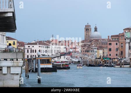 Ponte degli Scalzi (Pont Scalzi) sur le canal Grande et Chiesa di San Geremia (église San Geremia) par Giorgio Massari du XVIII siècle à Cannaregi Banque D'Images