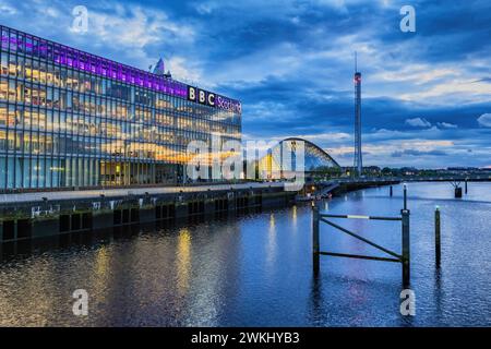 Glasgow, Écosse, soirée au BBC Scotland Building Television and Radio Studio Complex à Pacific Quay et Glasgow Science Centre à River Clyde, Royaume-Uni. Banque D'Images