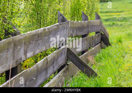 Clôture en bois faite de larges planches sur une propriété privée dans le village de Podhale, montagnes polonaises Banque D'Images