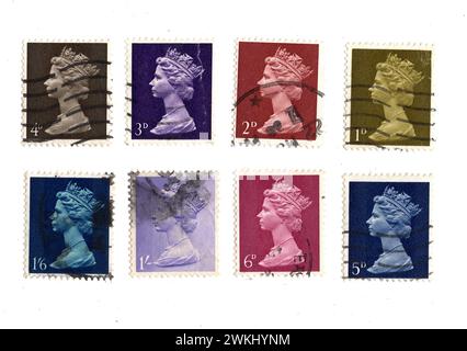 Une série de timbres-poste pré décimaux vintage Queen Elizabeth II du Royaume-Uni isolés sur un fond blanc. Banque D'Images